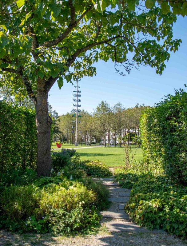 Blick aus einem Patengarten über den Stadtpark und den Maibaum © Stadt Burghausen/ebh