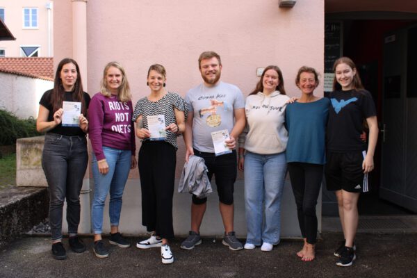 Laden zu einem interessanten, abwechslungsreichen Event ein: (v.li.) Terézia Turi, Team Stadtbibliothek, Klimaschutzmanagerin Verena Steiner, Christin Moll, Leiterin der Stadtbibliothek, Marcel Anslinger, Leiter des Freizeitheims, FSJlerin Sarah Waizmann, Monika Lengyel, Team Freizeitheim, und Antonia Trac, FOS-Praktikantin Foto: Stadt Burghausen / sast