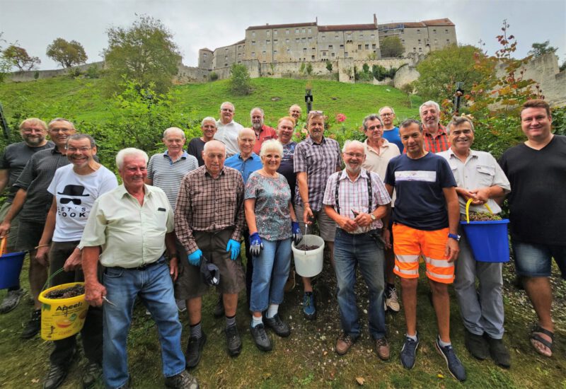 Die Weinbauern vor dem Burghauser Weinberg unter der längsten Burg der Welt © Stadt Burghausen/ebh