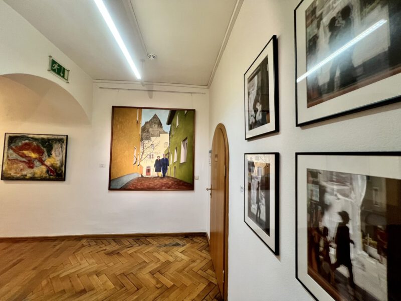 In den Fluren, im Foyer, in den Ecken und Büros des Burghauser Rathauses gibt es Kunst unterschiedlichster Art zu bewundern. Fotocredit: Stadt Burghausen/köx 