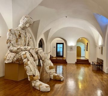 Der gebeutelte Mann von Uli Schmid besteht aus Staubsaugerbeuteln, die aus einer Geschäftsauflösung stammen und somit nachhaltig wiederverwertet wurden. Der Künstler hat die Figur 2018 geschaffen.