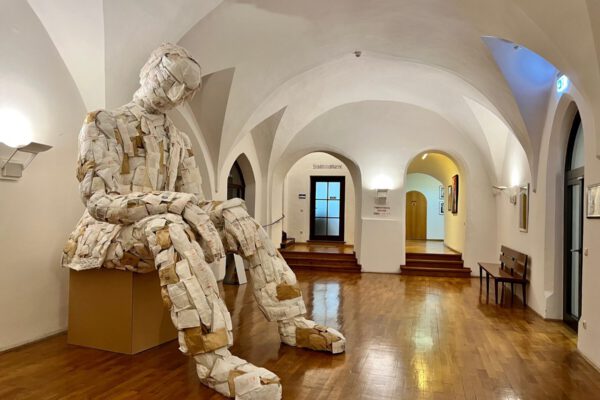 Der gebeutelte Mann von Uli Schmid besteht aus Staubsaugerbeuteln, die aus einer Geschäftsauflösung stammen und somit nachhaltig wiederverwertet wurden. Der Künstler hat die Figur 2018 geschaffen.