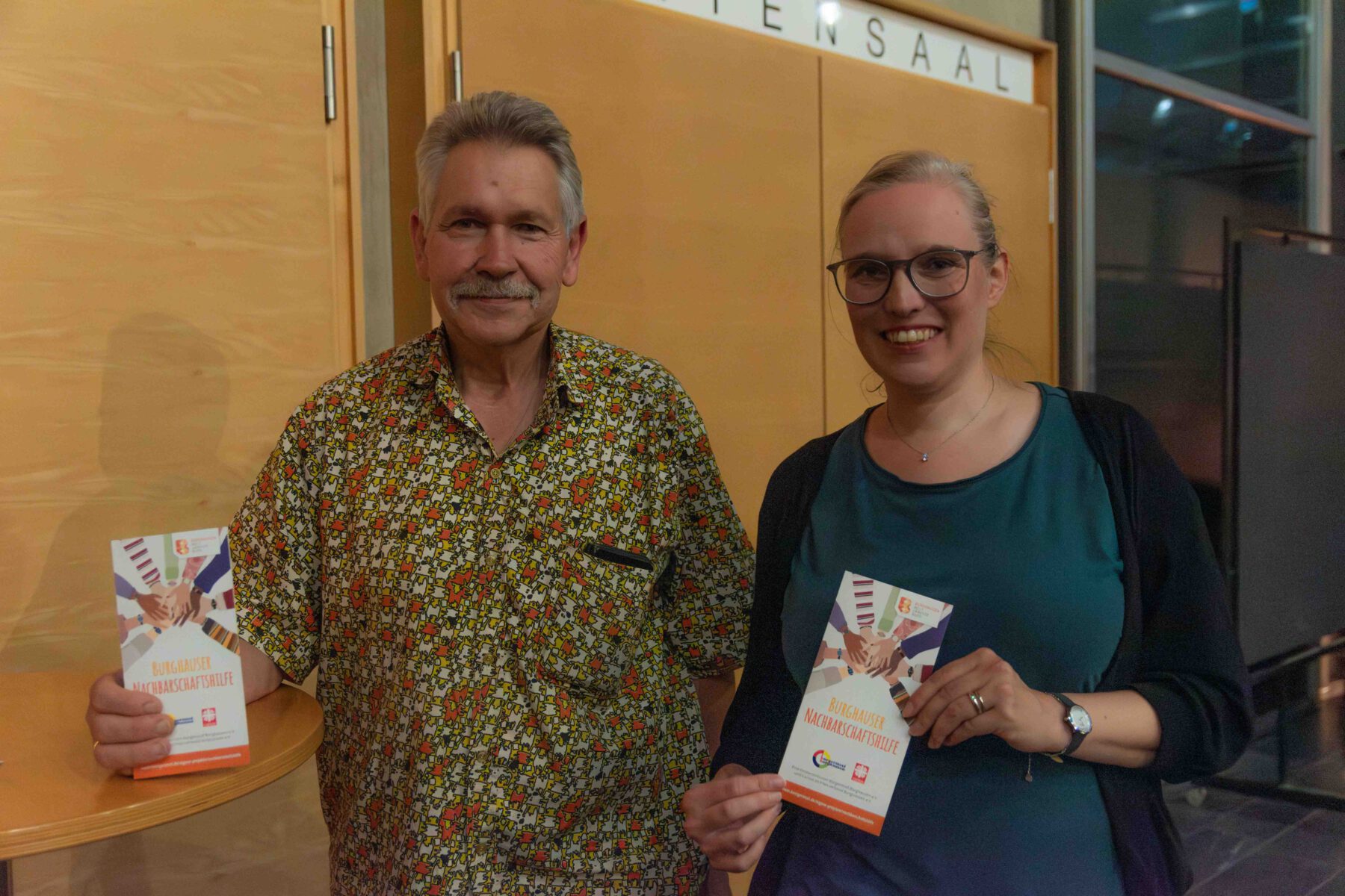 Günther Reithmeier von der Caritas des Pfarrverbands in Burghausen e. V. und Elli Huster, Sozialpädagogische Fachkraft bei der Bürgerinsel e. V. © Stadt Burghausen/ebh