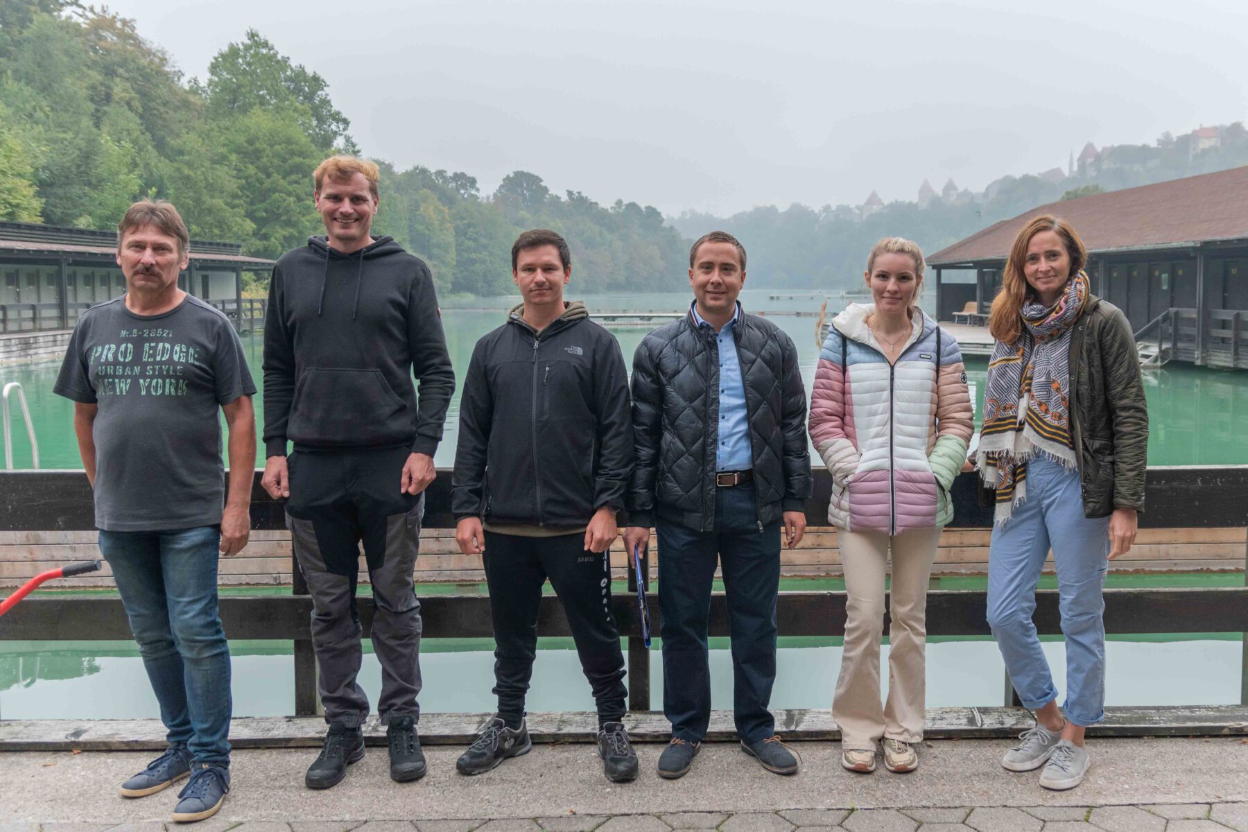 V.l.n.r.: Josef Hartl, der nächste Woche den Wöhrsee mäht, Werner Gmailbauer von Maschinenring, Dennis Clemes, Betriebsleiter Wöhrseebad, Stefan Sajdak, Bäderleiter Burghausen, Sophie Strebel, Praktikantin im Umweltamt, und Sarah Freudlsperger, Leiterin des Umweltamts, am Wöhrsee. © Stadt Burghausen/ebh