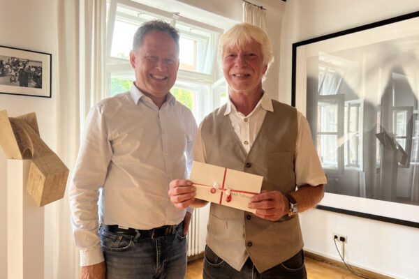 Erster Bürgermeister Florian Schneider dankt Konrad Lechner für seine treuen Dienstjahre, in denen er fachkundige und sehr gute Arbeit geleistet hat. © Stadt Burghausen/köx