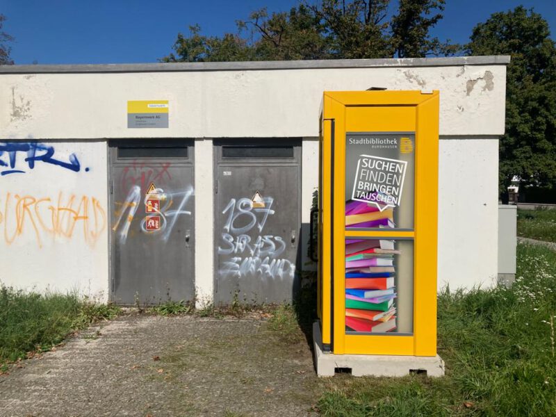 Die Bücherzelle neben der Hans-Kammerer-Schule © Christin Moll