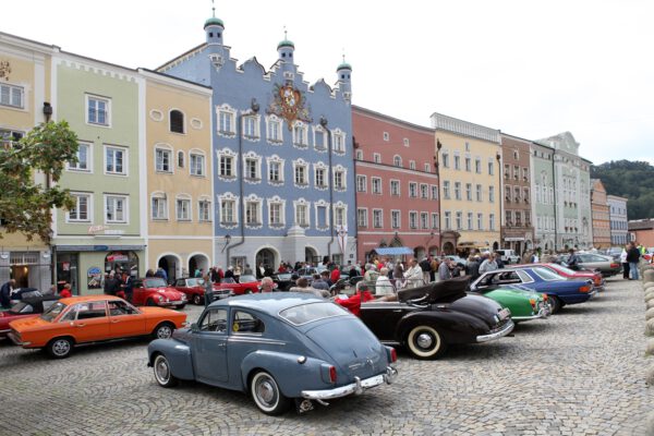 100 Oldtimer kann man am Samstag, 16. September, ab 10 Uhr am Burghauser Stadtplatz bestaunen. Fotocredit: Burghauser Touristik