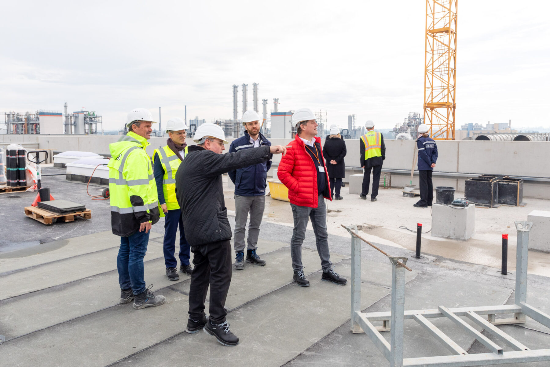 300 Millionen Euro investiert die Wacker Chemie AG derzeit am Standort Burghausen in den Ausbau der Kapazitäten für Halbleiter-Polysilicium. Am Donnerstag feierte das Großprojekt Richtfest und damit die Fertigstellung des Rohbaus.