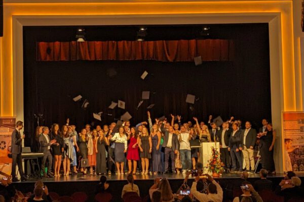 Abschlussfeier_2023_Burghausen Mehr als 50 Studierende haben in diesem Jahr ihr Studium am Campus Burghausen der TH Rosenheim abgeschlossen. Bild: Maria Grill