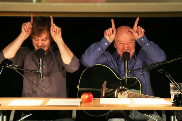 Murr-Braun-Live-3 Stefan Murr und Heinz-Josef Braun spielen die Ratten Rainer und René ohne Requisite, aber mit vollem Körpereinsatz Fotocredit: Braun