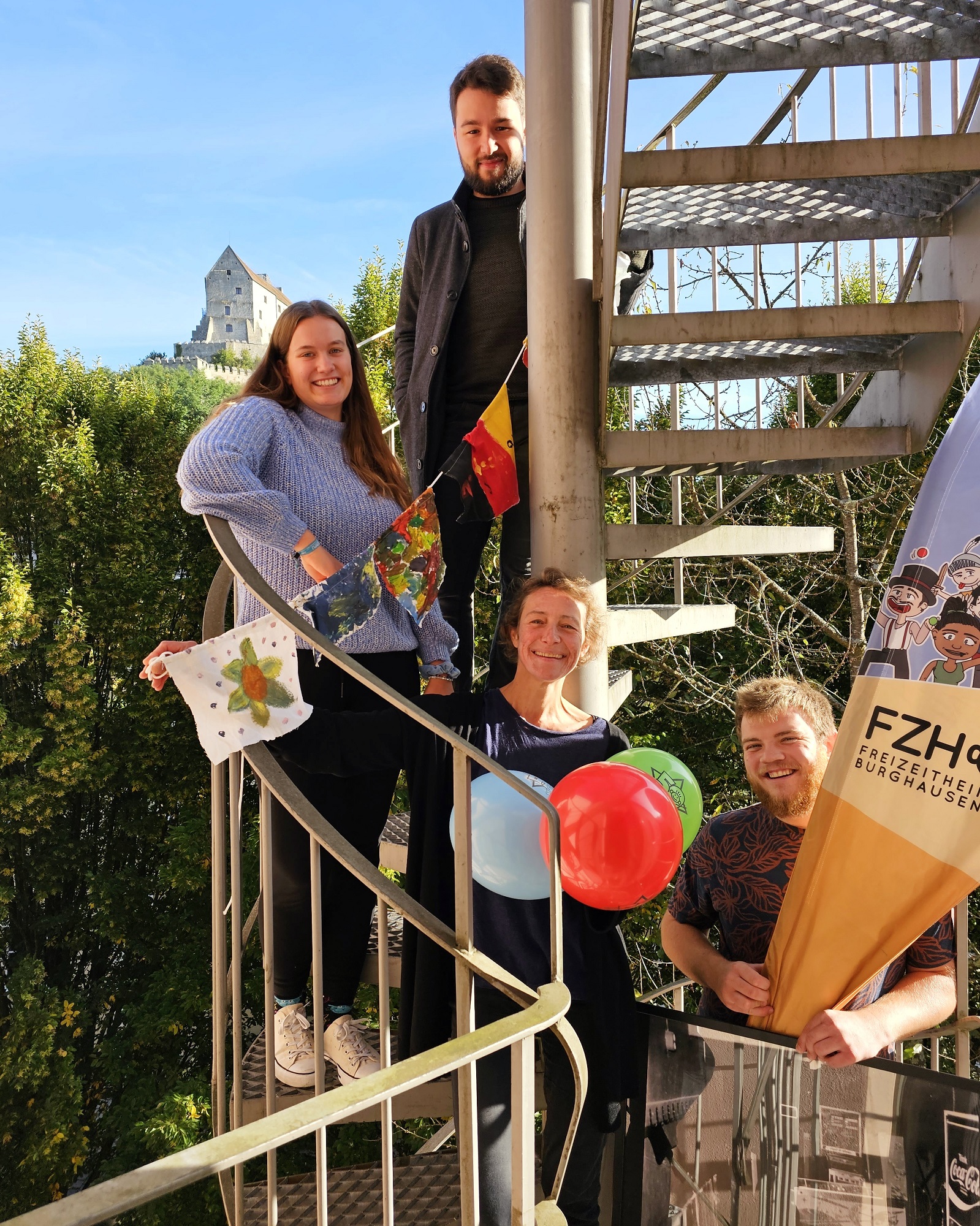 Freuen sich schon auf die Jubiläumsveranstaltungen (von oben nach unten): David Broz, Vorstand des Fördervereins für die Jugendarbeit in der Stadt Burghausen, Sarah Waidmann, Bufdi im FZH, Monika Lengyel vom Freizeitheim und Marcel Anslinger, Leiter des Freizeitheims. © Stadt Burghausen/ebh