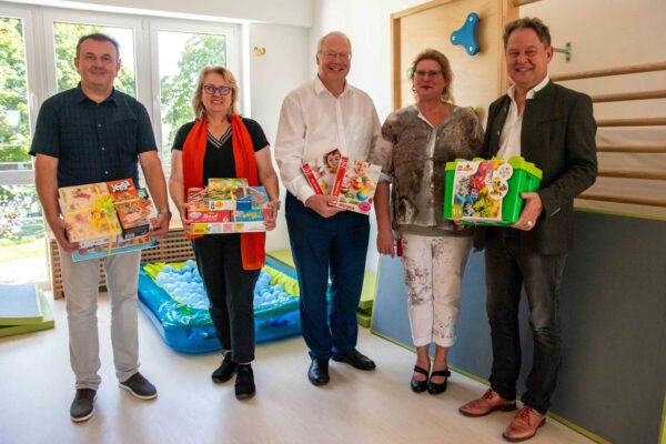 V.l.n.r.: Markus Schmelzl, Kirchenpfleger ZULF, Sandra Heikenwälder, Kassiererin der Kolpingfamilie Burghausen, Pfarrer Erwin Jaindl, die neue Leiterin der Burgbäumchen Michaela Kurzlechner und Erster Bürgermeister Florian Schneider. © Stadt Burghausen/ebh V.l.n.r.: Markus Schmelzl, Kirchenpfleger ZULF, Sandra Heikenwälder, Kassiererin der Kolpingfamilie Burghausen, Pfarrer Erwin Jaindl, die neue Leiterin der Burgbäumchen Michaela Kurzlechner und Erster Bürgermeister Florian Schneider. © Stadt Burghausen/ebh