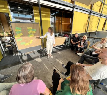 Bürgerbeteiligung wird bei der Stadt Burghausen großgeschrieben. Beim zweiten Bürgerrat Nachhaltigkeit haben sich 30 Bürgerinnen und Bürger zum Thema nachhaltiger Konsum eingebracht. Alle Bürgerinnen und Bürger können sich über den Bürgerrat hinaus weiter einbringen. Fotocredit: Stadt Burghausen/köx