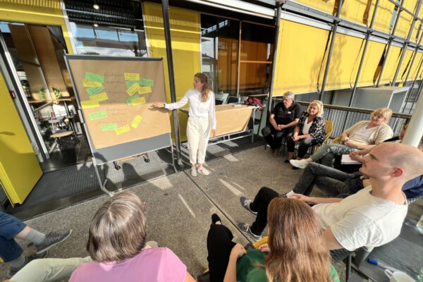 PM 269 Bürgerrat 30.09.2023 Diskussion Gruppe Mode Elektro Foto köx 2 Bürgerbeteiligung wird bei der Stadt Burghausen großgeschrieben. Beim zweiten Bürgerrat Nachhaltigkeit haben sich 30 Bürgerinnen und Bürger zum Thema nachhaltiger Konsum eingebracht. Alle Bürgerinnen und Bürger können sich über den Bürgerrat hinaus weiter einbringen. Fotocredit: Stadt Burghausen/köx