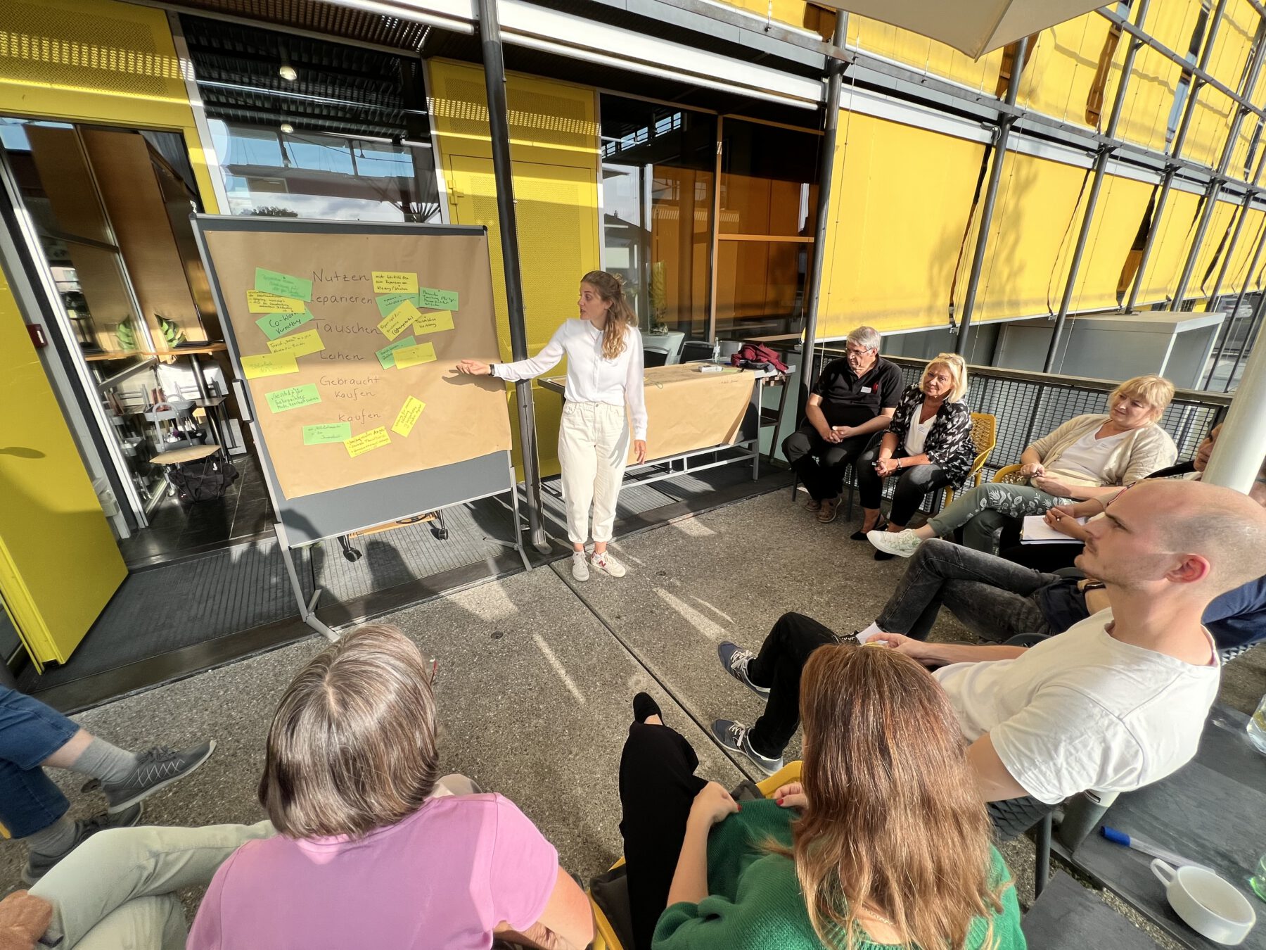 Bürgerbeteiligung wird bei der Stadt Burghausen großgeschrieben. Beim zweiten Bürgerrat Nachhaltigkeit haben sich 30 Bürgerinnen und Bürger zum Thema nachhaltiger Konsum eingebracht. Alle Bürgerinnen und Bürger können sich über den Bürgerrat hinaus weiter einbringen. Fotocredit: Stadt Burghausen/köx