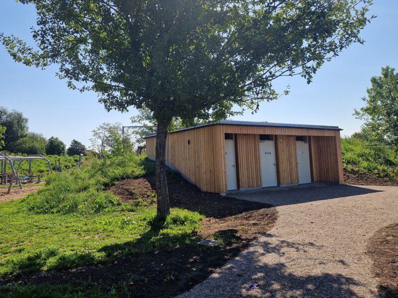 Die WC-Anlage inklusive barrierefreier Toilette und Wickeltisch, der für alle Geschlechter zugänglich ist, neben dem Motorikpark kann schon genutzt werden © Stadt Burghausen/ebh