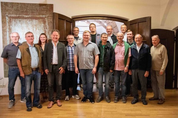Der Männerchor aus Hohenstein-Ernstthal zu Besuch in Burghausen. V.l.n.r.: Bartl Lehrhuber, 1. Vorstand des Städtepartnerschaftsvereins Burghausen, Fred Starflinger und Melanie Schwab, AG Hohenstein-Ernstthal und Erster Bürgermeister Florian Schneider mit dem Männerchor „Camerata Vocalis“. © Stadt Burghausen/ebh