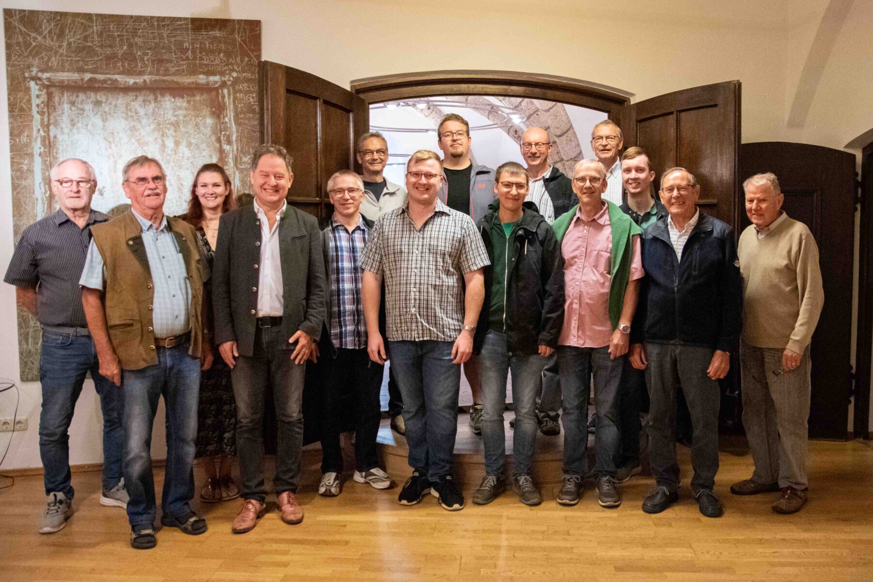 Der Männerchor aus Hohenstein-Ernstthal zu Besuch in Burghausen. V.l.n.r.: Bartl Lehrhuber, 1. Vorstand des Städtepartnerschaftsvereins Burghausen, Fred Starflinger und Melanie Schwab, AG Hohenstein-Ernstthal und Erster Bürgermeister Florian Schneider mit dem Männerchor „Camerata Vocalis“. © Stadt Burghausen/ebh