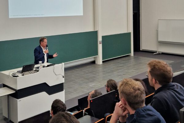 Erster Bürgermeister Florian Schneider begrüßt die Erstsemester am Campus Burghausen. © Stadt Burghausen/ebh Erster Bürgermeister Florian Schneider begrüßt die Erstsemester am Campus Burghausen. © Stadt Burghausen/ebh