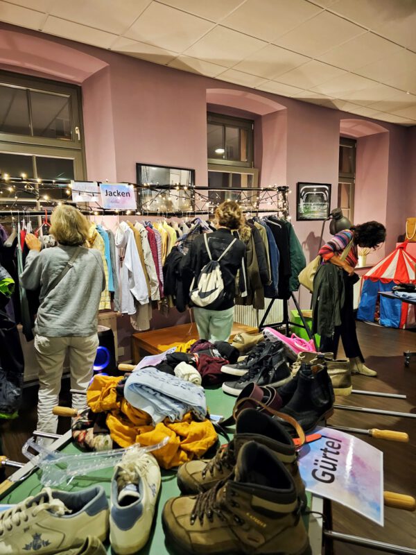 Im Anschluss an die Lesung gab es eine Kleidertauschparty im 1. Stock des FZHs. © Stadt Burghausen/ebh