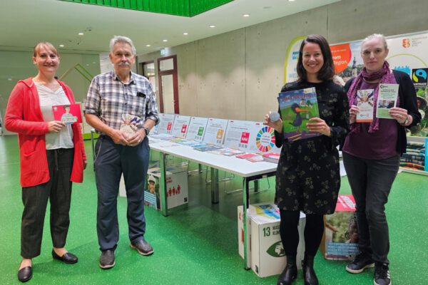 Susanne Stimmer von der Gemeindecaritas Altötting, Günter Reithmeier von der Pfarrcaritas Burghausen, Christine Auberger, Leiterin des Hauses der Familie, und Elli Huster von der Bürgerinsel Burghausen, mit der Wanderausstellung über die 17 Nachhaltigkeitsziele. © Stadt Burghausen/ebh Susanne Stimmer von der Gemeindecaritas Altötting, Günter Reithmeier von der Pfarrcaritas Burghausen, Christine Auberger, Leiterin des Hauses der Familie, und Elli Huster von der Bürgerinsel Burghausen, mit der Wanderausstellung über die 17 Nachhaltigkeitsziele. © Stadt Burghausen/ebh