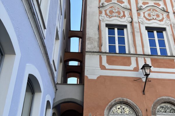 PM 277 Das Feuergassl in der Burghauser Altstadt muss von 16.-31.10.2023 gesperrt werden Foto köx_kl Der schadhafte Gehwegbelag im Feuergassl in der Burghauser Altstadt. Das Gassl ist die schmalste Gasse der Burghauser Altstadt und eine wichtige Verbindung zwischen Stadtplatz und Maria-Ward-Weg an der Salzach. Fotocredit: Stadt Burghausen/köx