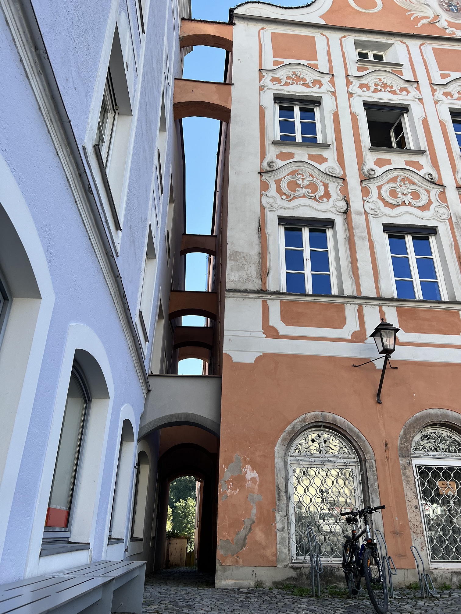 Der schadhafte Gehwegbelag im Feuergassl in der Burghauser Altstadt. Das Gassl ist die schmalste Gasse der Burghauser Altstadt und eine wichtige Verbindung zwischen Stadtplatz und Maria-Ward-Weg an der Salzach. Fotocredit: Stadt Burghausen/köx