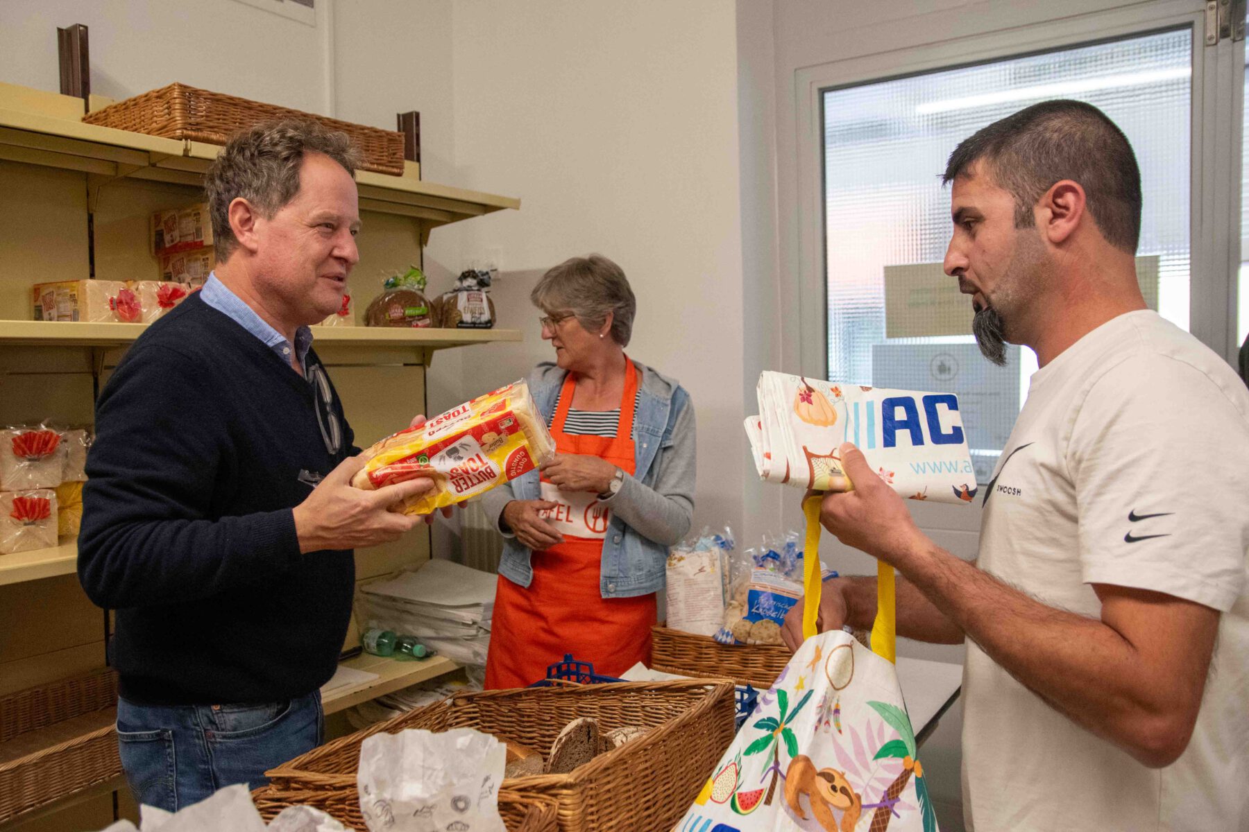 Erster Bürgermeister Florian Schneider half auch bei der Lebensmittelausgabe mit © Stadt Burghausen/ebh