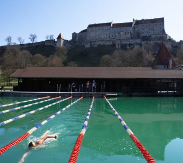 Eisschwimmen Wöhrsee mit Burgblick - Winterbadestelle Burghausen Foto Königseder
