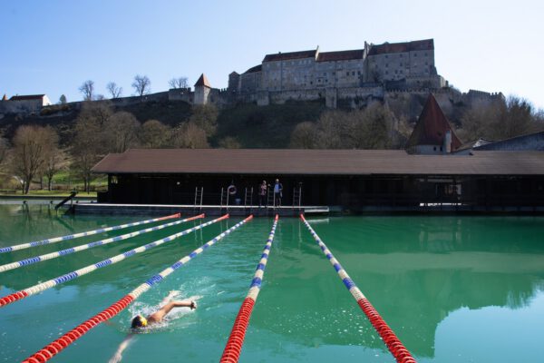 Eisschwimmen Wöhrsee mit Burgblick - Winterbadestelle Burghausen Foto Königseder