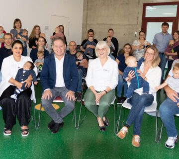 Erster Bürgermeister Florian Schneider und Familienreferentin Doris Graf (vorne in der Mitte) mit den Burghauser Familien, die zur ersten Begrüßung der Neugeborenen gekommen waren.