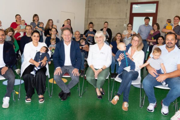Erster Bürgermeister Florian Schneider und Familienreferentin Doris Graf (vorne in der Mitte) mit den Burghauser Familien, die zur ersten Begrüßung der Neugeborenen gekommen waren.