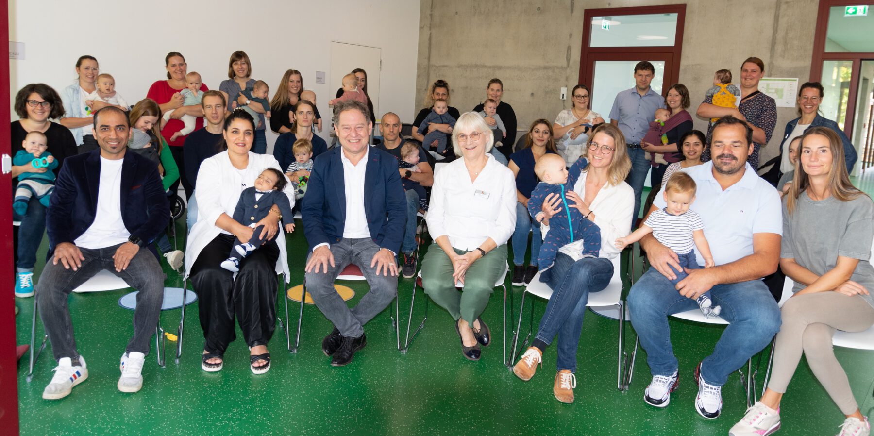 Erster Bürgermeister Florian Schneider und Familienreferentin Doris Graf (vorne in der Mitte) mit den Burghauser Familien, die zur ersten Begrüßung der Neugeborenen gekommen waren.