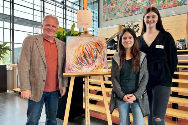 Foto –„Live-Arbeit“ beim Seniorennachmittag: Die Burghauser Künstlerin Katalin Harrer zauberte ein ausdrucksstarkes Motiv auf die Leinwand, das für einen guten Zweck meistbietende versteigert werden soll. Seniorenreferent Heiz Donner, Katrin Scheitz (v.l.) und Elena Wagenhofer freuen sich auf hoffentlich viele Gebote. Fotocredit: Stadt Burghausen /köx
