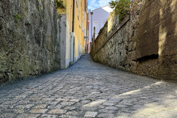 Der hergerichtete Gehwegbelag im Feuergassl in der Burghauser Altstadt. Das Gassl ist die schmalste Gasse der Burghauser Altstadt und eine wichtige Verbindung zwischen Stadtplatz und Maria-Ward-Weg an der Salzach. Nun ist es für den Winter gut gerüstet. Fotocredit: Stadt Burghausen/köx