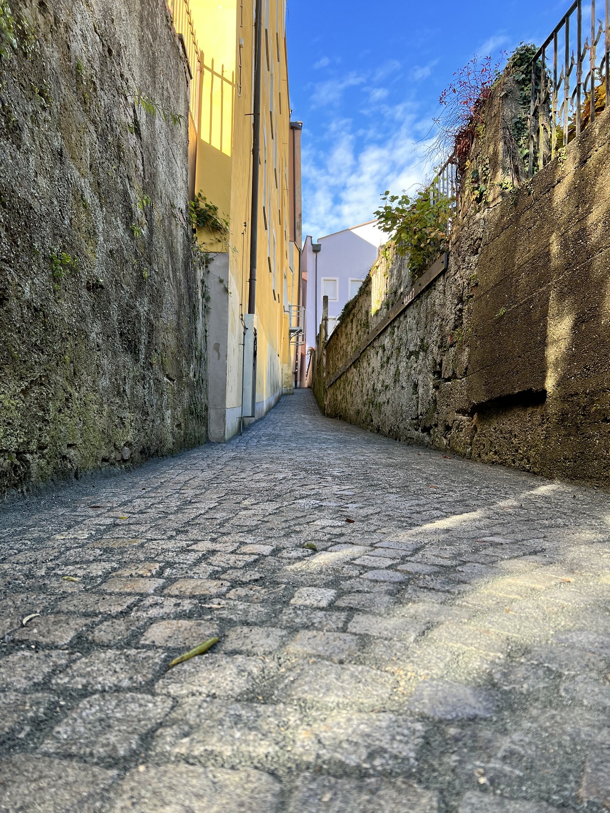 Der hergerichtete Gehwegbelag im Feuergassl in der Burghauser Altstadt. Das Gassl ist die schmalste Gasse der Burghauser Altstadt und eine wichtige Verbindung zwischen Stadtplatz und Maria-Ward-Weg an der Salzach. Nun ist es für den Winter gut gerüstet. Fotocredit: Stadt Burghausen/köx