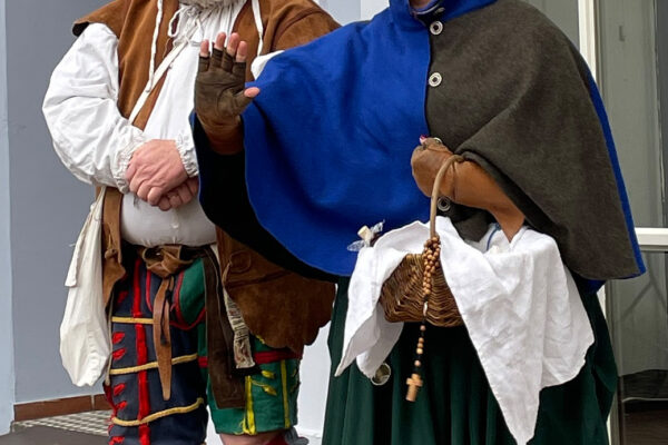 Themenführung Brughauser TouristikIMG_0492 Acht Gästeführer schlüpfen am Samstag, 21. Oktober, bei der Szeneführung in die Haut einfacher Leute, und präsentieren Episoden aus dem Mittelalter auf lebendige und spielerische Weise. Fotocredit: Burghauser Touristik