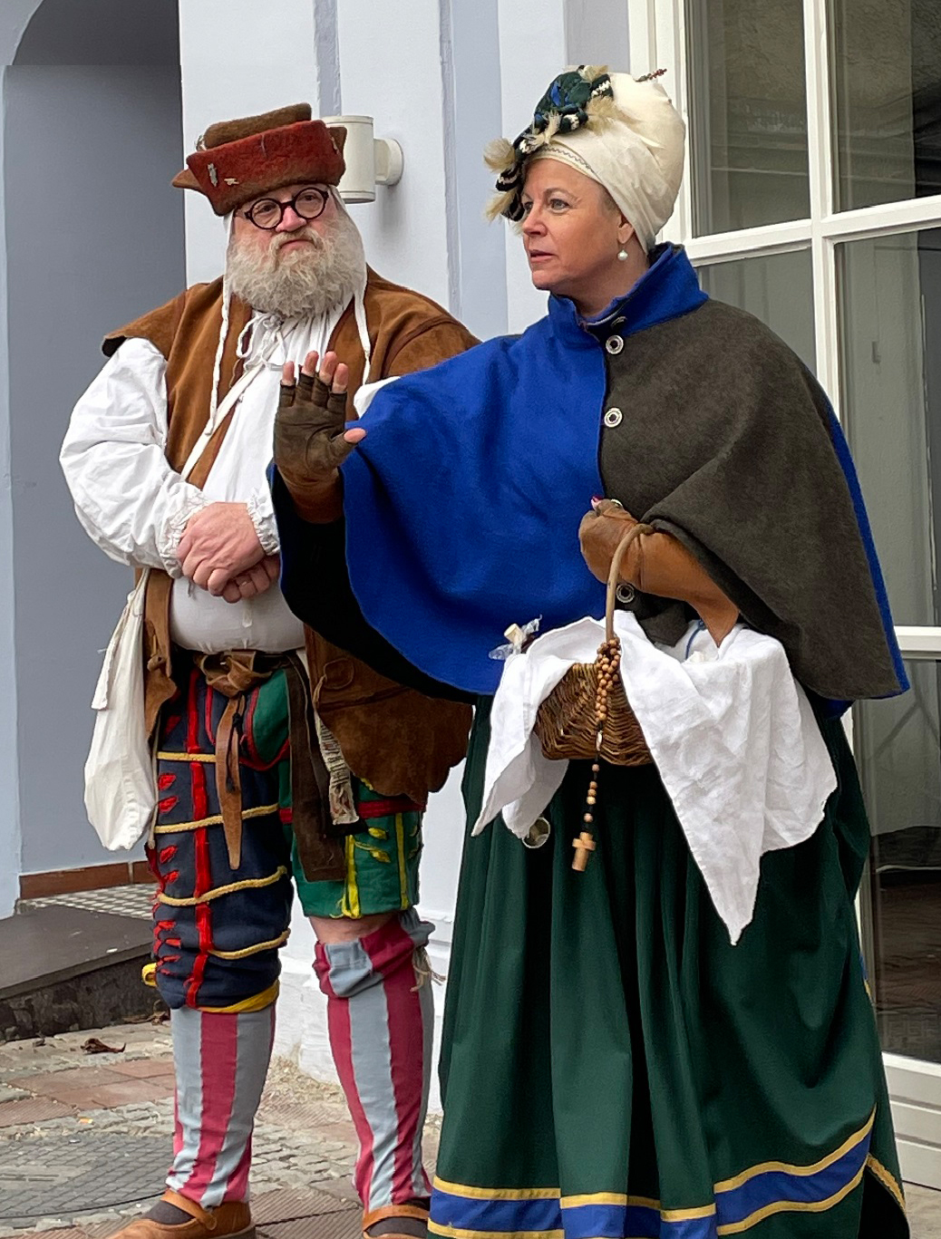 Acht Gästeführer schlüpfen am Samstag, 21. Oktober, bei der Szeneführung in die Haut einfacher Leute, und präsentieren Episoden aus dem Mittelalter auf lebendige und spielerische Weise. Fotocredit: Burghauser Touristik