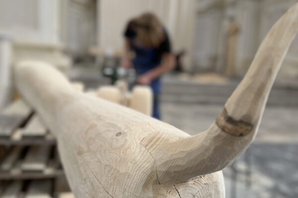 Neun Studenten der Bildhauerschule Hallstatt werkten von 16.10. bis 20.10.2023 bei offenen Türen in der Burghauser Altstadt. Der Kontakt kam über Altstadtkümmerer Tobias Hanig und Kunsthistorikerin Ines Auerbach zustande. Fotocredit: Stadt Burghausen / köx Neun Studenten der Bildhauerschule Hallstatt werkten von 16.10. bis 20.10.2023 bei offenen Türen in der Burghauser Altstadt. Der Kontakt kam über Altstadtkümmerer Tobias Hanig und Kunsthistorikerin Ines Auerbach zustande. Fotocredit: Stadt Burghausen / köx