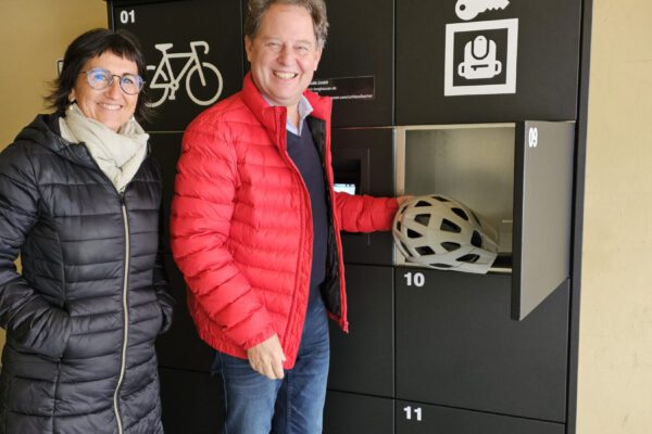 Bgm Schneider testet die neuen Radschließfächer in Burghausen_c_StadtBurghausen (2) Erster Bürgermeister Florian Schneider testet gemeinsam mit Sigrid Resch, GFin der Burghauser Touristik GmbH, die einfache Anwendung der neuen Schließfächer am Burghauser Stadtplatz.