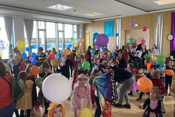 Faschingsspaß in Burghausen – auch wenn der Kinderfasching im Stadtsaal ausverkauft ist, gibt es noch viele weitere Veranstaltungen in der Faschingszeit für Kinder und Familien, wie zum Beispiel den Kinderfasching im Pfarrzentrum St. Konrad