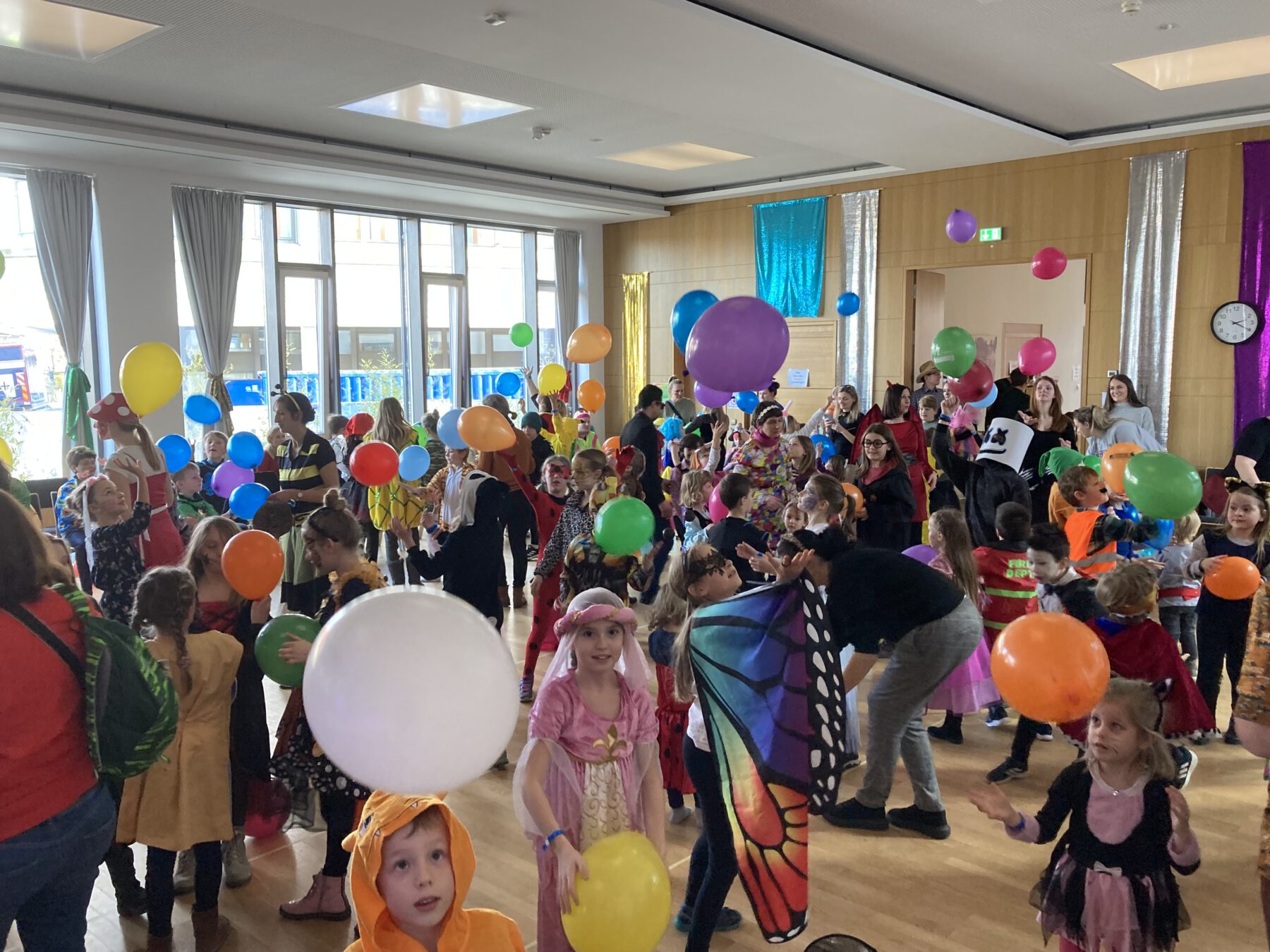 Faschingsspaß in Burghausen – auch wenn der Kinderfasching im Stadtsaal ausverkauft ist, gibt es noch viele weitere Veranstaltungen in der Faschingszeit für Kinder und Familien, wie zum Beispiel den Kinderfasching im Pfarrzentrum St. Konrad