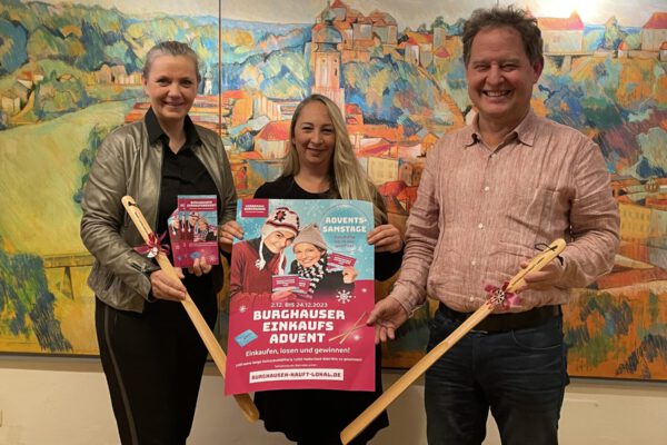 IMG_3978_Favorit Foto Werbering Burghausen/ v.l. PetraForstpointner . 1. Vorsitzende, Simone Mayer Geschäftsführerin Werbering Burghausen und 1. Bürgermeister Florian Schneider präsentieren den diesjährigen Gewinn des Advents-gewinnspiels