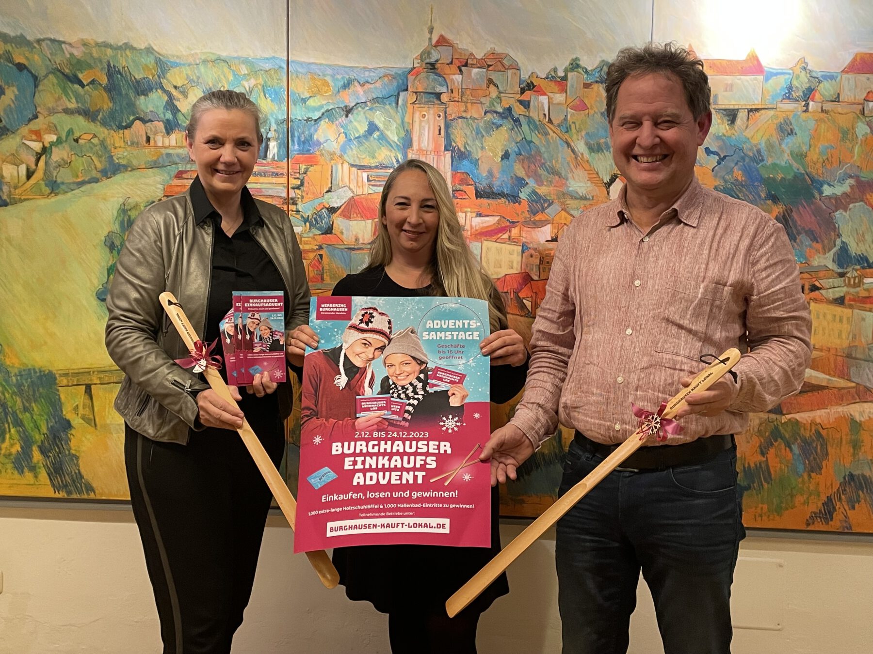 Foto Werbering Burghausen/ v.l. PetraForstpointner . 1. Vorsitzende, Simone Mayer Geschäftsführerin Werbering Burghausen und 1. Bürgermeister Florian Schneider präsentieren den diesjährigen Gewinn des Advents-gewinnspiels