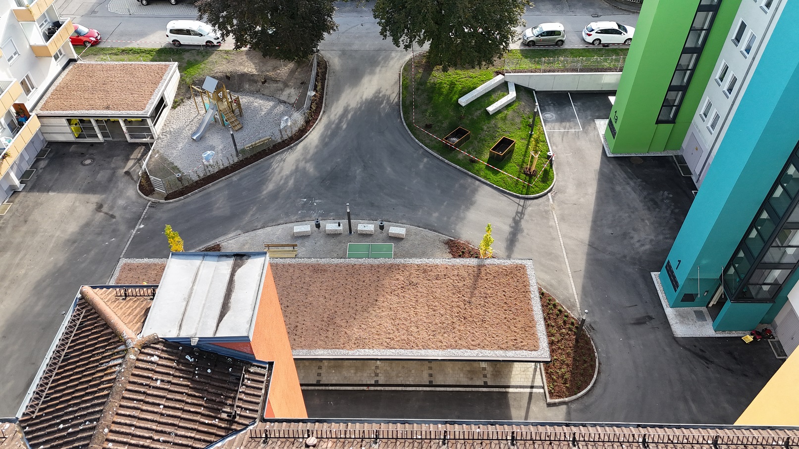 Die Burghauser Wohnbau GmbH investiert fortlaufend in den Bestand, um u.a. energetisch zu sanieren oder Spielplätze bzw. dringend benötigen Parkraum zu schaffen. Jüngst flossen rund 400.000 Euro in die Immobilien in der Hermann-Hiller-Straße. Die BuWoG ist eine 100%ige Tochtergesellschaft der Stadt Burghausen. Fotocredit: BuWoG