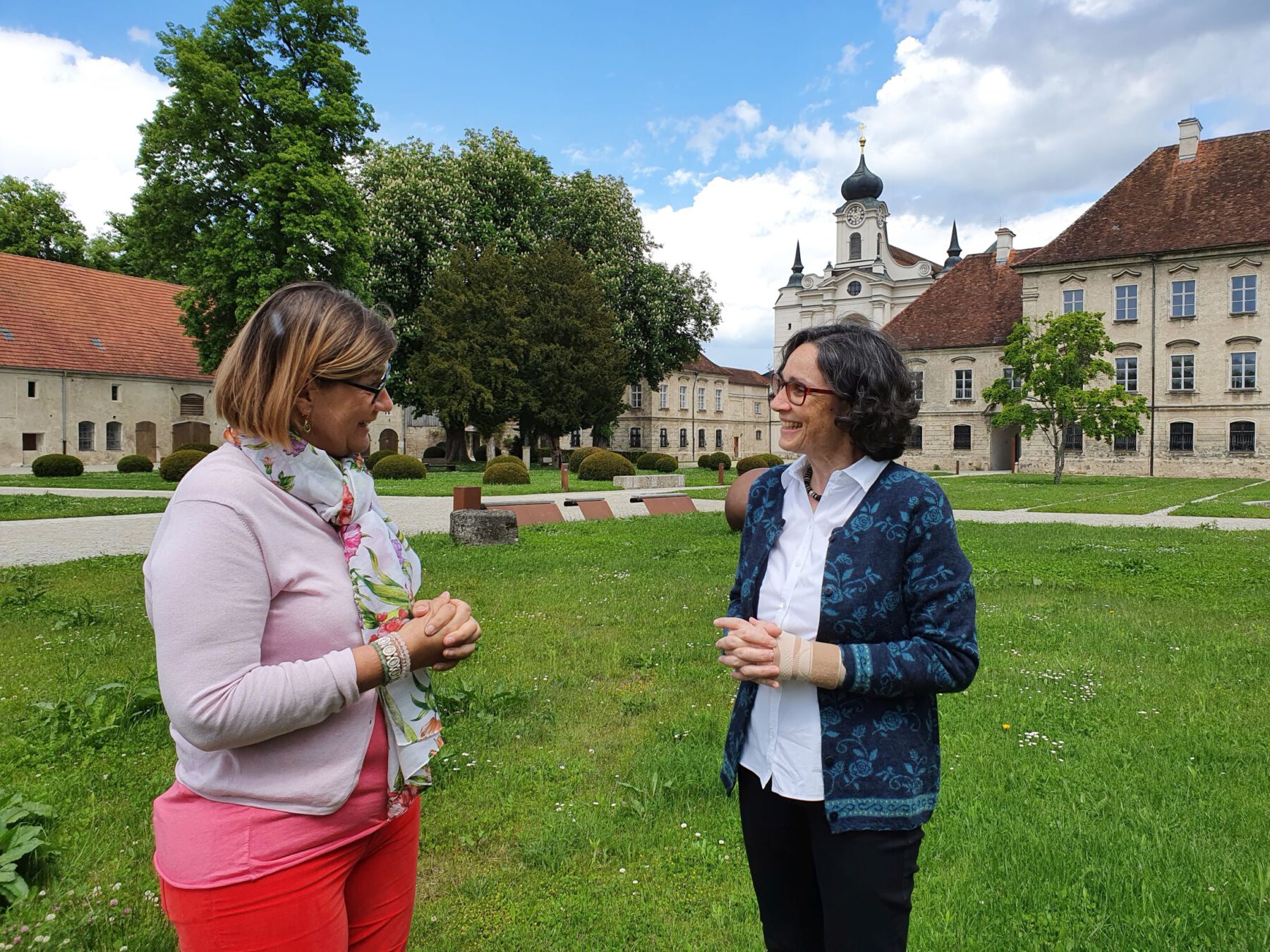 Stadtarchivarin Eva Gilch im Gespräch mit Filmemacherin Isabelle Gendre vor dem Kloster Raitenhaslach. Foto Stadtarchiv Burghausen