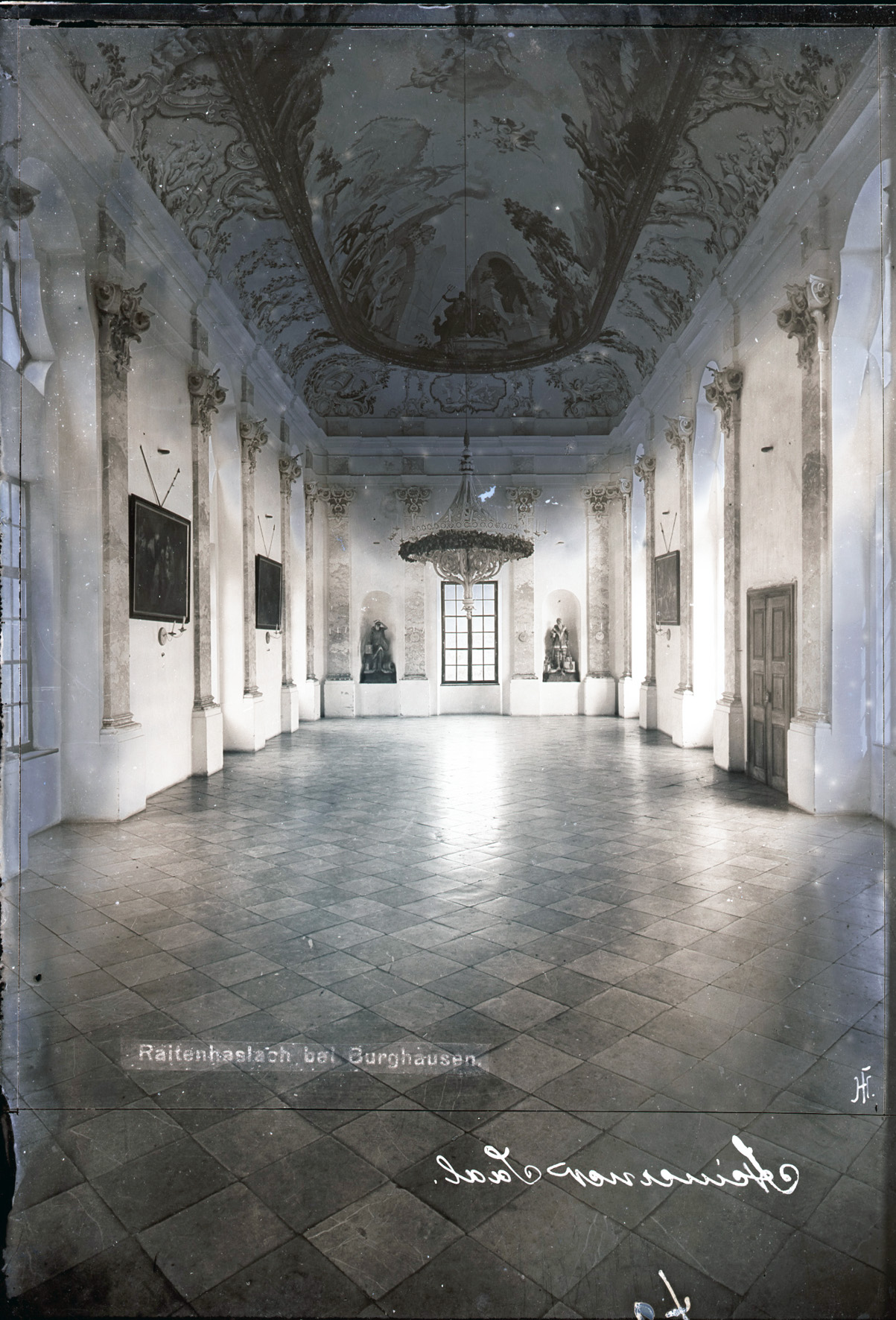 Das Kloster Raitenhaslach diente bis September 1945 als Lager für das Raubgut der Nationalsozialisten. Vor allem viele Musikinstrumente und Notenhefte lagerten dort. Fotocredit: Stadt Burghausen