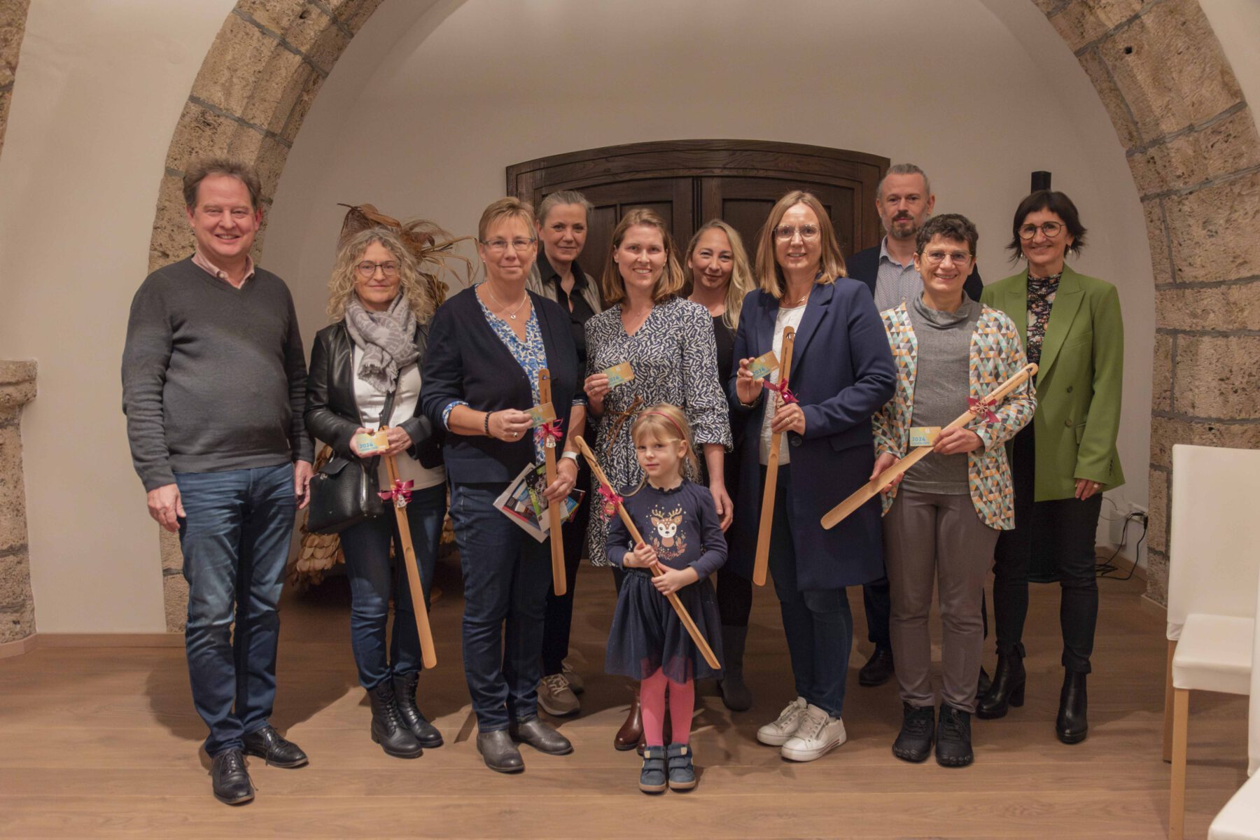 Erster Bürgermeister Florian Schneider (l.), Petra Forstpointner (hinten l.). 1. Vorsitzende des Werberings, Simone Mayer (hinten Mitte), Geschäftsführerin des Werberings, Roman Bauer, Rechtsanwalt, und Sigrid Resch (r.), Geschäftsführerin der Burghauser Touristik GmbH, mit den fünf Gewinnerinnen der Golden Card 2023 © Stadt Burghausen/ebh