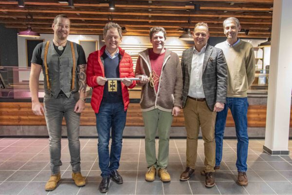 Schlüsselübergabe an die neuen Betreiber des Frischemarkts am Bichl. Von links nach recht: Gerald Boller, Erster Bürgermeister Florian Schneider, Dominik Brandl, Christian Estermaier von der Wirtschaftsförderungsgesellschaft und Altstadtkümmerer Tobias Hanig © Stadt Burghausen/ebh