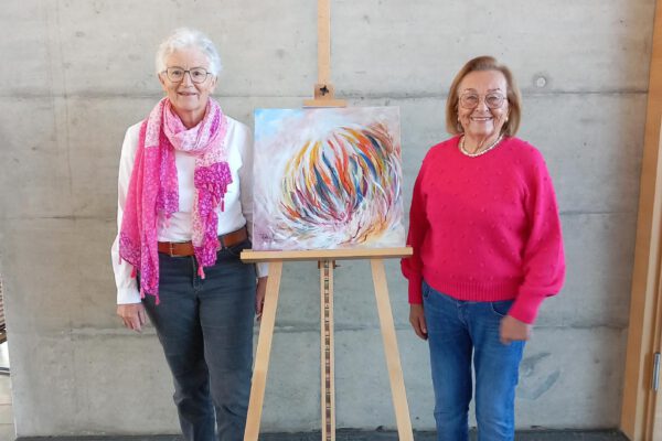 PM 307 Katalin Harrer (.) und Rita Meier mit dem Bild live vom Seniorennachmittag Die „Live-Arbeit“ von Künstlerin Katalin Harrer (re.) während des Burghauser Seniorennachmittags im Oktober war der Burghauserin Bieterin Rita Meier (li.) in der anschließenden Versteigerung 400 Euro wert. Fotocredit: Stadt Burghausen /Sebastian Droysen